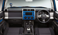 「FJクルーザー カラーパッケージ」のインテリアは、センタークラスターパネルとドアトリムパネルがボディ同色となる。（外装色ツートーンブルー）
