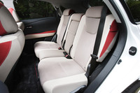 リアシートは、スライド＆リクライニング機構付き。
