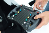 ステアリングホイール。実際のレーシングカーと同等の操作感が得られるため、レーシンググローブの着用は必須。レーシングシューズの使用も推奨される。