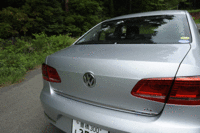 広大な荷室は歴代パサートから変わらぬ美点。ただ広いだけでなく、出っ張りがなかったり開口部が広かったりと、使い勝手のよさが光る。
クリックするとシートアレンジによる荷室の変化が見られます。