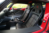 テスト車はオプションのプレミアムスポーツパック装着車。カーボン調加飾付きの専用スポーツシートが装備されていたほか、ドアパネルやセンターコンソールもレザー（シート表皮の仕様に応じてスウェードとなる場合も）でおおわれていた。
    