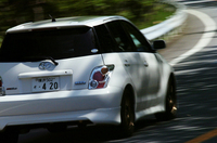 【スペック】
	トヨタ・イストTRD ターボ：全長×全幅×全高＝3855×1695×1530mm／ホイールベース＝2370mm／車重＝1030kg／駆動方式＝FF／1.5リッター直4DOHC16バルブターボ・インタークーラー付き（150ps/6400rpm、20.0kgm/4800rpm）／車両本体価格＝231万円（TRDコンプリートカー）
	 