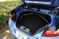トランクルーム容量は270リッター。オープンカー（特にクーペカブリオレタイプ）の多くは屋根を開けると荷室容量が小さくなるが、「ウインド」はさにあらず。 