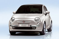 「トレピゥーノ」と比べ、バンパーにはクロームが盛られた。