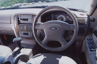 多少は乗用車風になったドライバー席。「XLT」はクロス（布）内装、「エディバウアー」は革内装となる。
	 