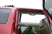 ジープ独自のフルオープン・キャンパスルーフ「Sky Slider」は、頭上にあるボタンひとつで自動開閉する。キャンパスルーフをフロント側に寄せたり、リア側に寄せたりすることも可能で、フルオープン時で838×1524mmの広い開口部が出現する。