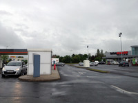 フランスで。スーパーの横に設置されたドライブスルー型スタンド。