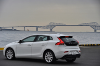 現行型の「ボルボV40」が日本で発売されたのは、2013年2月のこと。
    