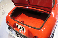 キャビンの後ろには、深さこそないものの、しっかりとしたトランクルームが。ちなみに、写真の左下に写るマフラーはダミーとのこと。
    