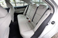 レクサスIS300h“バージョンL”（FR/CVT）／IS250“Fスポーツ”（FR/8AT）【試乗記】の画像