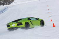 スロットルワークで姿勢を整えながらパイロンスラロームを行っているところ。レッスンも終盤になれば、ボディーを振り回せる技術と度胸（？）が付いてくる。
    