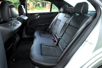 「E250アバンギャルド」のリアシート。有償オプションとして本革シートも用意される（写真は「レザーDINAMICA」）。
    