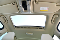 テスト車には、オプションのガラスサンルーフが装着されていた。チルトアップ機能付きで17万7000円。
    