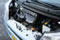 最高出力52ps、最大トルク6.2kgmを発生する自然吸気エンジン。燃費はFF車で31.0km/リッター、4WD車で27.6km/リッターとなっている（JC08モード）。