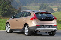 ボルボV40クロスカントリーに限定のFF車が登場の画像