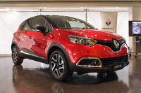 「ルノー・キャプチャー アニヴェルセル」。写真は、ボディーカラーがルージュ フラム メタリックのもの。