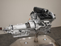 2010年秋発売の「フーガ」に採用される、日産オリジナルのハイブリッドシステム。2つのクラッチを持つことで、モーター走行時や減速時にエンジンを完全に切り離すことができる。