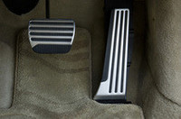 必要以上にアクセルペダルを踏み込むと反力が発生し、ペダルを戻すようドライバーに働きかける。