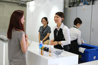 会場では、ドリンクやアイスクリームなどのサービスも。
    