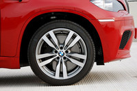 タイヤは前275/40R20、後315/35R20と、前後異サイズを装着する。