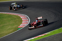 タイトル獲得は絶望的だが、ランキング2位のアロンソ（手前）は自らのレースをこなした。予選8位からスタートで6位、レース中盤には5位と駒を進め、シーズン後半戦になって勢いに乗るザウバーのニコ・ヒュルケンベルグを仕留めて4位でフィニッシュした。（Photo=Ferrari）