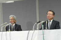 会見に臨む中尾龍吾常務取締役（左）と大道正夫常務執行役員（右）。