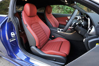 シート表皮はブラックの人工皮革が標準。今回の試乗車には、セットオプションとなるクランベリーレッドの本革シートが装備されていた。