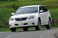 山裾のカントリーロードを行く。タイヤは、標準のオールシーズンタイヤに代えてサマータイヤが組み合わされる。