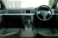 
	グレードによらず、サイドサポートのきいた「スポーツシート」が標準装備される。
	 