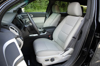 「XLT」はライトストーンのファブリックシートを備える。