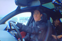 「スマートコーン・チャレンジ」を体験中の錦織選手。終始笑顔でハンドルを握る姿が印象的だった。