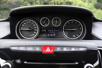 アイドリングストップ機能もチンクエチェント同様に備わる。ダッシュボード上に据えられたメーターパネル内には、燃費情報のほか、推奨シフトタイミングも表示される。