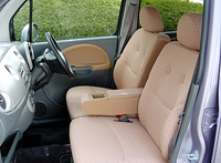 背もたれの部分が顔になっている「スマイルベンチシート」。