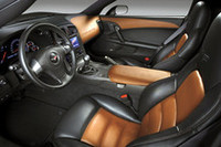 ブラック外装に組み合わされる「シエナインテリア」。