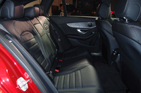 「C200ステーションワゴン スポーツ（本革仕様）」の後席。