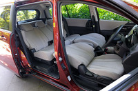 さまざまなシートアレンジができるプレマシー。写真のようにセミフラットにすることもできる。