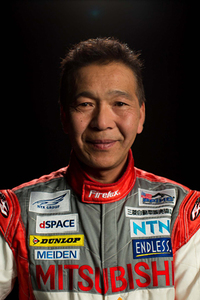 ドライバーとチーム監督を兼任する増岡 浩選手。
    