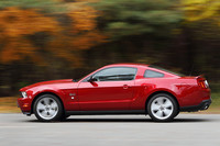 エクステリアでは、タイヤサイズが従来型より1インチアップの19インチ（V8モデル）と18インチ（V6モデル）に変更されたほか、V6モデルにもリアスポイラーが標準装備となった。