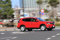 燃費はFF車で16.4km/リッター、4WD車では、2列シート車で16.0km/リッター、3列シート車で15.6km/リッターとなっている（いずれもJC08モード）。
    