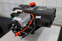 フロントシートの下に搭載されるFCスタックと昇圧コンバーター。FCスタックは最高出力114kWを発生する。
    