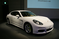 ポルシェの4ドアサルーン「パナメーラ」は、2009年4月の上海モーターショーでデビュー。以来、モデルバリエーションの強化が図られてきた。写真は、プラグインハイブリッド車の「パナメーラS E-ハイブリッド」。
    