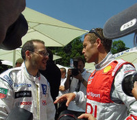 人垣の中で話しこむのは、最多勝を誇るT・クリステンセン（写真右）と、ルマンでの初優勝を狙うJ・ヴィルヌーヴ。