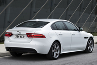 「XE」のボディーは75％以上がアルミで作られている。フォルムのCd値は0.26。
    