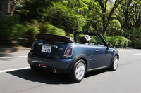 ソフトトップを畳んだ状態でのリアビューには、クラシカルな美しさがある。このスタイルを見た後だと、後方視界の悪さも許せる？