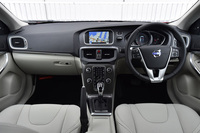 「V40 D4 SE」のインテリア。今回の新型車導入では、各種情報検索や天気予報、グローバルラジオなどのサービスを提供するアプリ「SENSUS CONNECT」の採用もトピックとなっている。
    