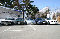 写真左の初代3シリーズ「323i」は、なんと25年もの間ワンオーナー車として主人に仕え、いまなお現役。故障やボディの傷みはあったが、一度もぶつけたことがないというオーナーご自慢のクルマだ。MT左ハンドルで、走行距離は10万1000kmほど。（写真＝松本高好）