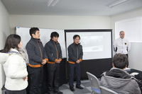 レッスンは3台の「アヴェンタドール」それぞれに専属のインストラクター（黒い服の方々）がついた。右から森岡史雄先生、金子陽一先生、番場 彬先生。