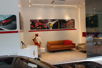 ショールーム内には、車両を前に商談ができるラウンジスペースも。
    