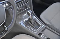 回生ブレーキはD1、D2、D3、Bの4段階から選択できる（利きはD1が最少でBが最大）。レベルD2、D3、Bでは減速度が大きくなるため、ブレーキランプが自動点灯する。また、満充電時には回生ブレーキは作動しない仕組みになっている。