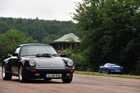 CG独占取材となるポルシェ特集の前編は、ターボからPHEVまで、効率追求の歴史を振り返る。「930ターボ」の後方は最新の「ケイマンGT4」。